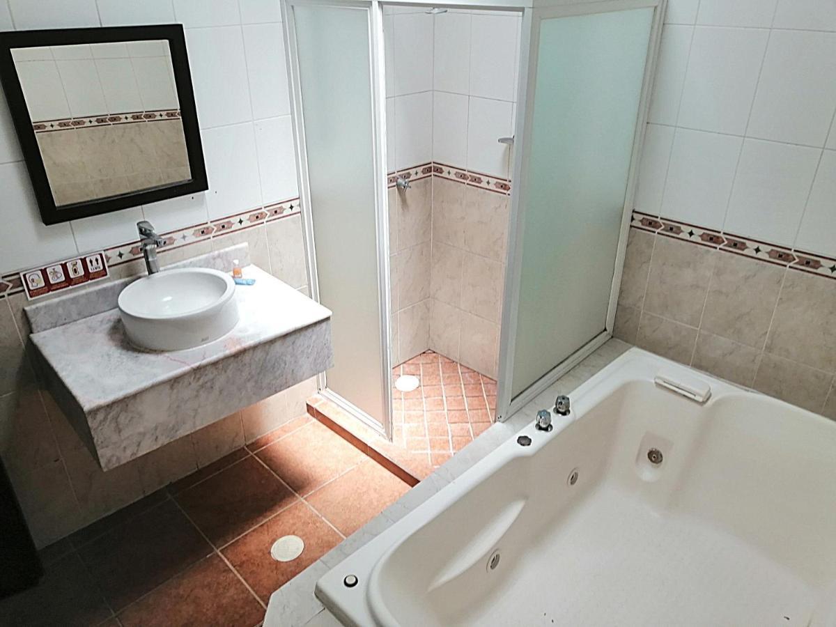 غوادالاجارا Hotel Aquiles المظهر الخارجي الصورة
