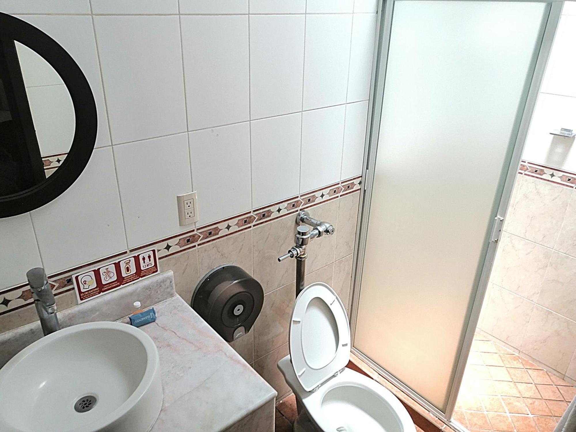غوادالاجارا Hotel Aquiles الغرفة الصورة