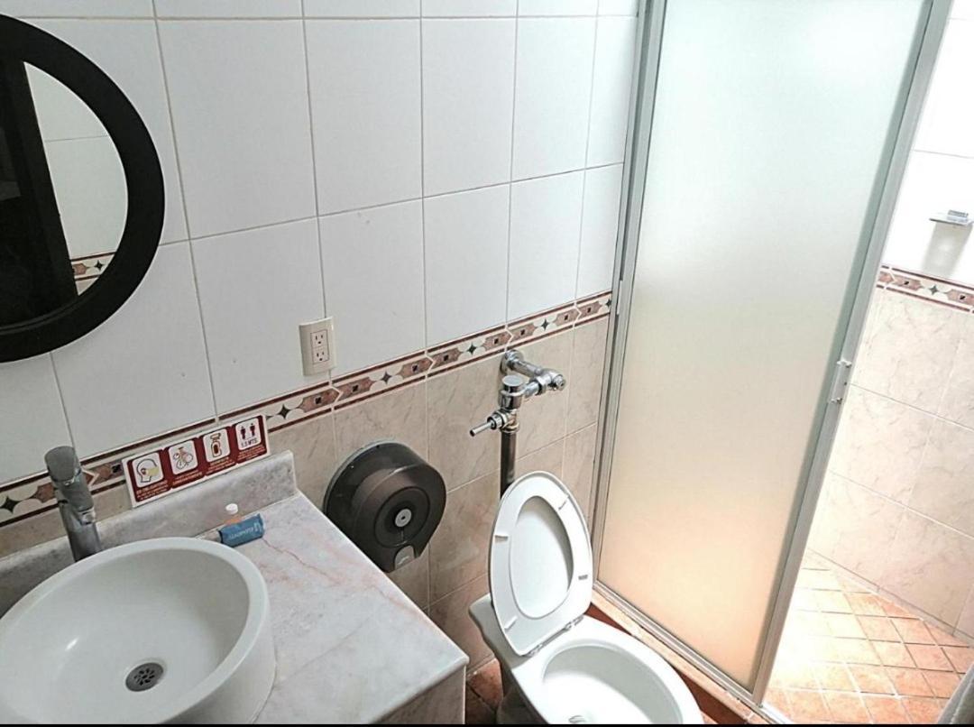 غوادالاجارا Hotel Aquiles الغرفة الصورة