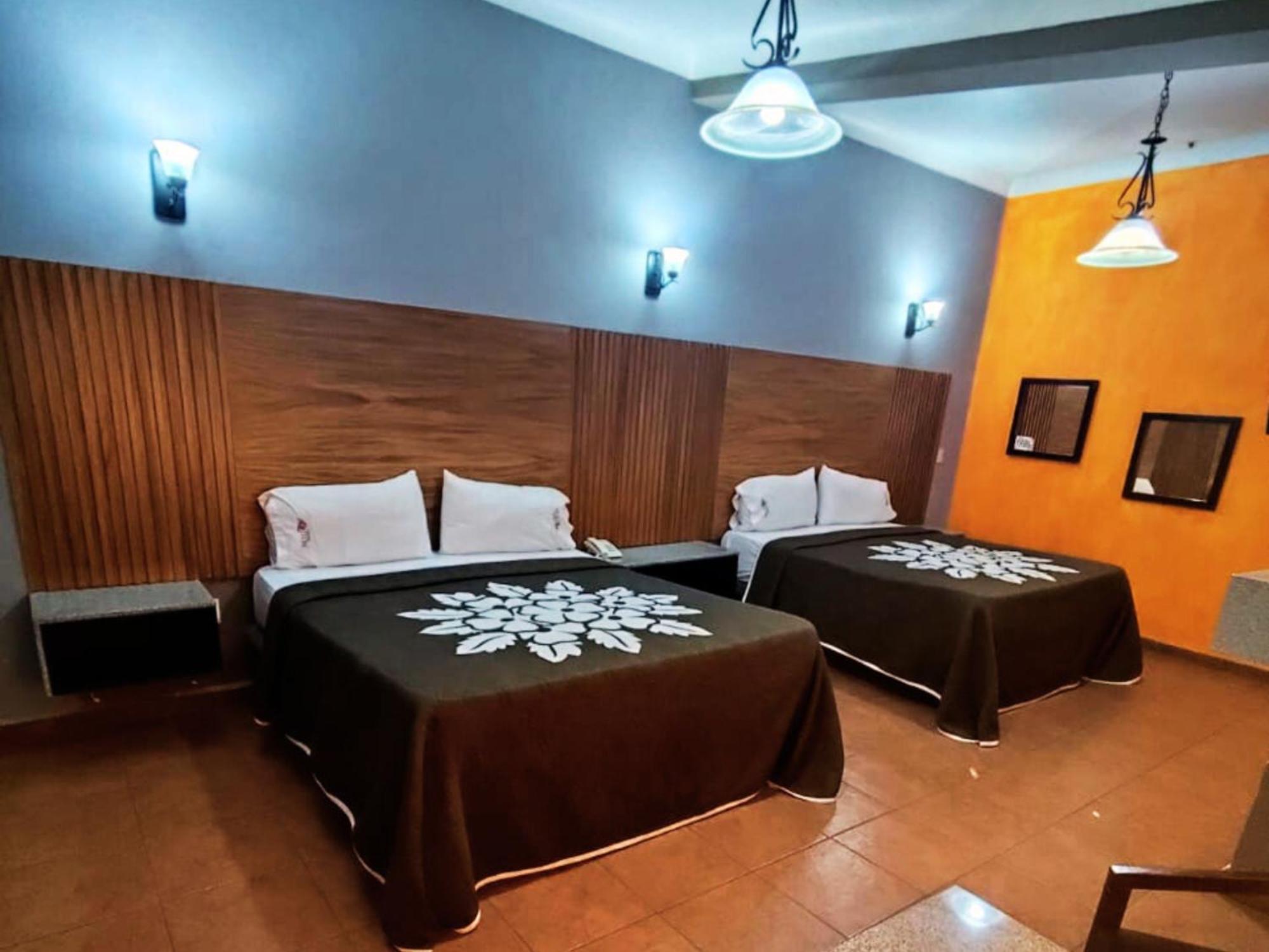 غوادالاجارا Hotel Aquiles الغرفة الصورة
