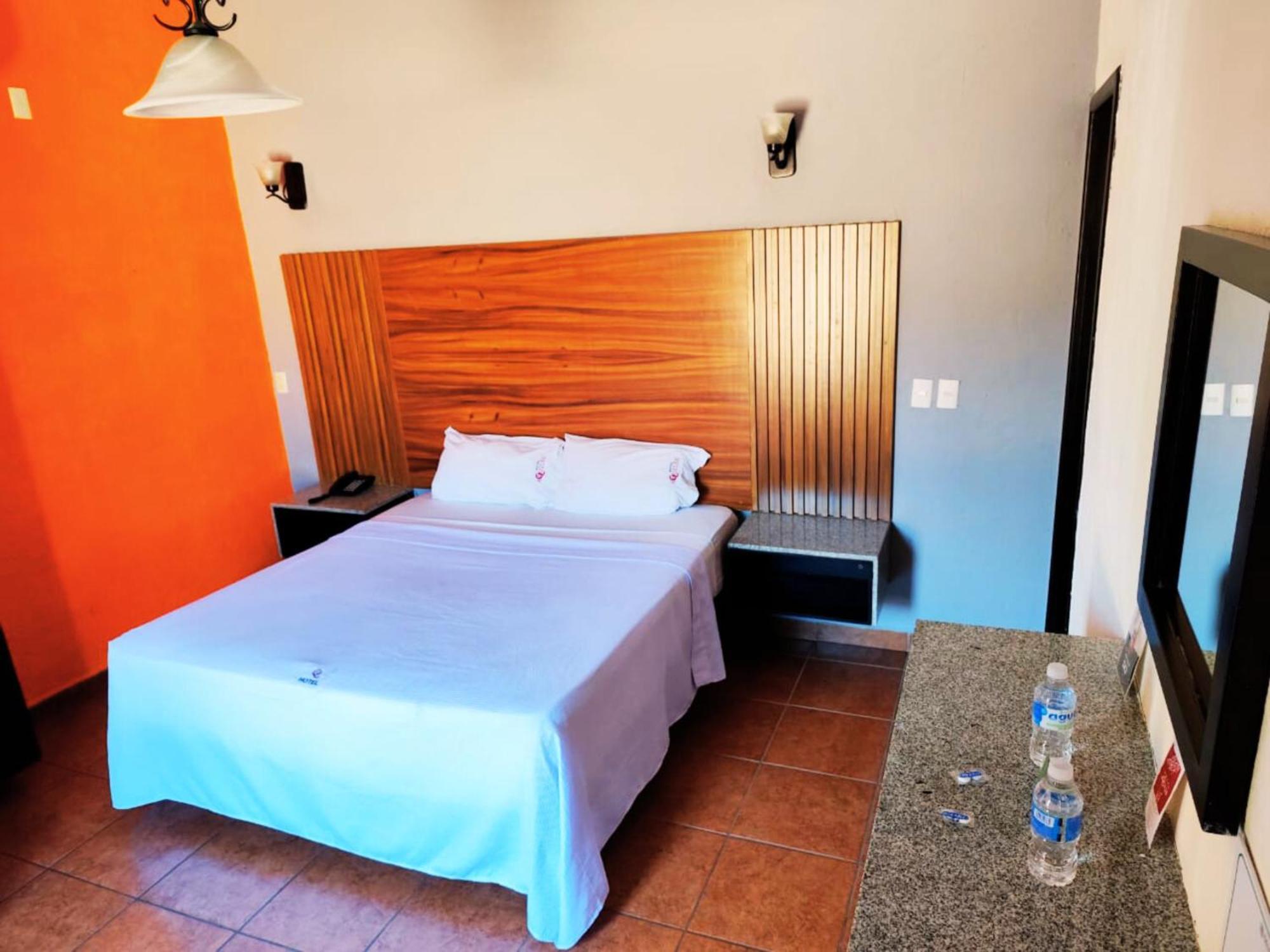 غوادالاجارا Hotel Aquiles الغرفة الصورة