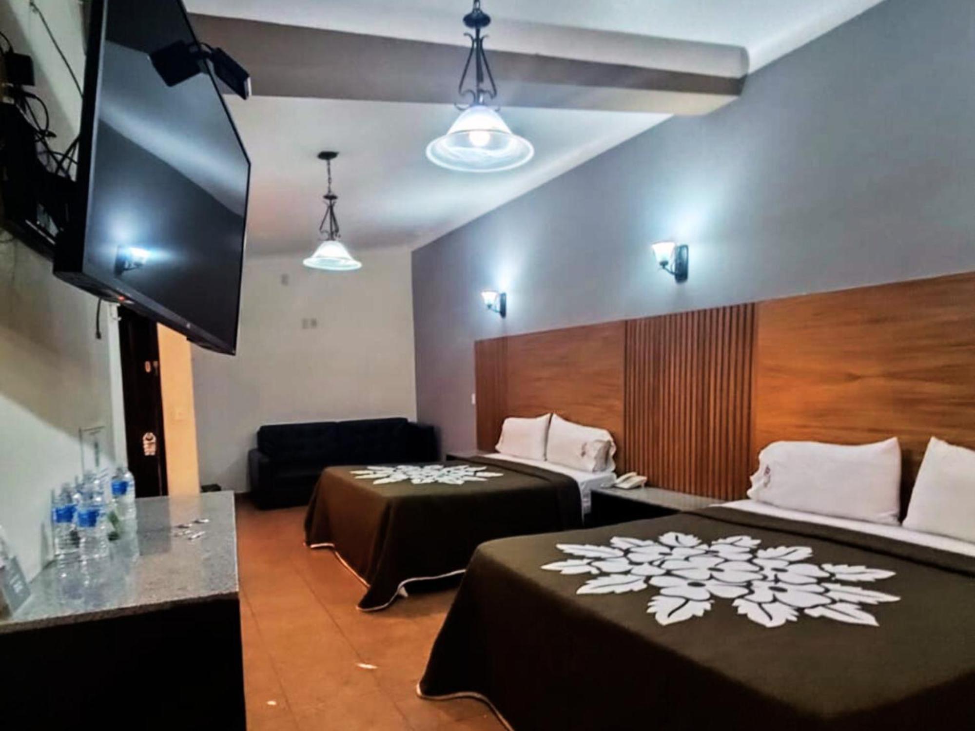غوادالاجارا Hotel Aquiles الغرفة الصورة