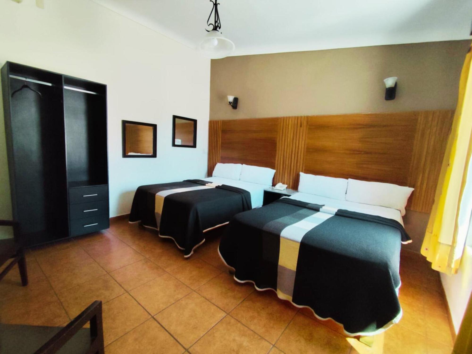 غوادالاجارا Hotel Aquiles الغرفة الصورة