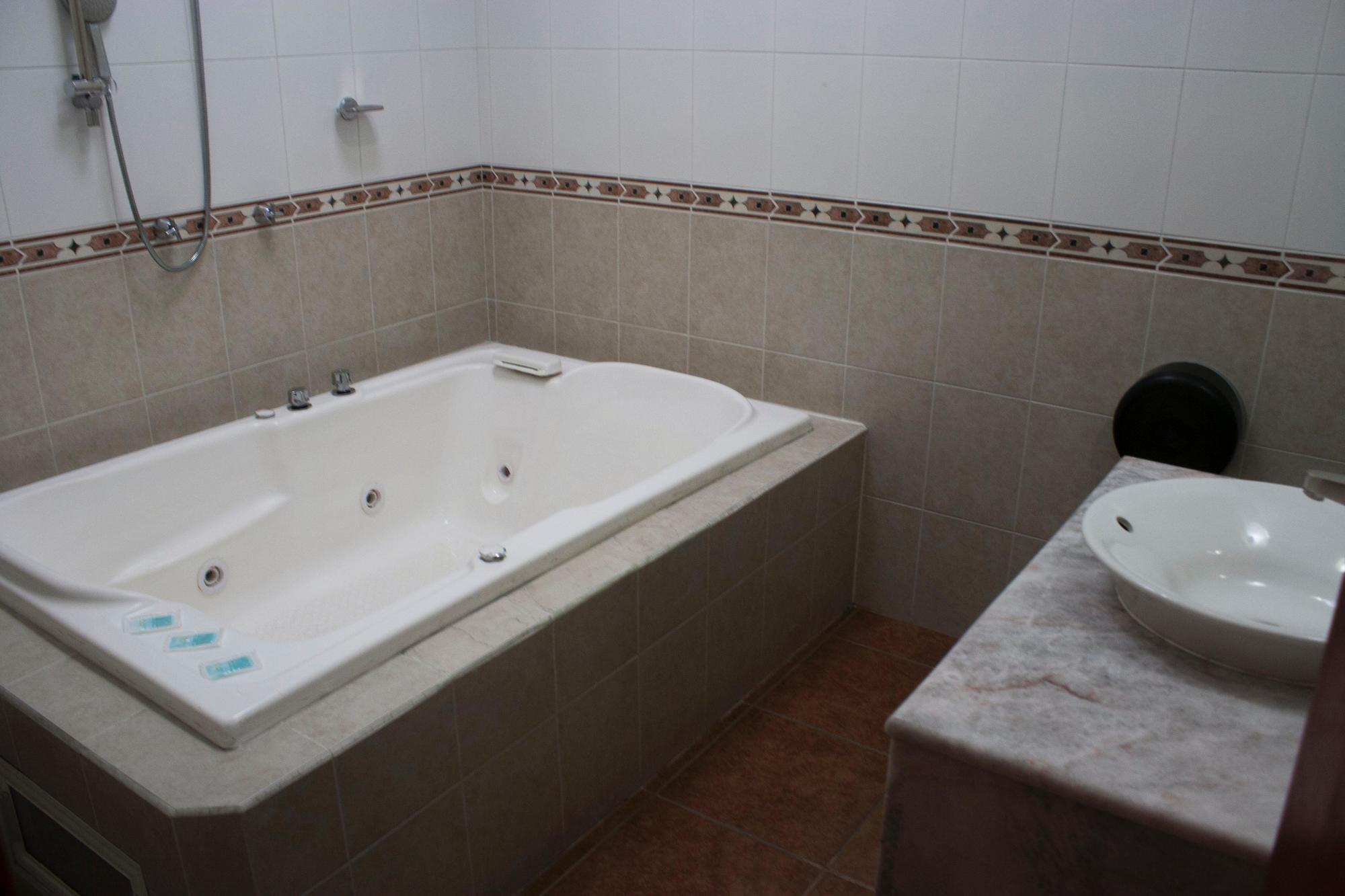 غوادالاجارا Hotel Aquiles المظهر الخارجي الصورة
