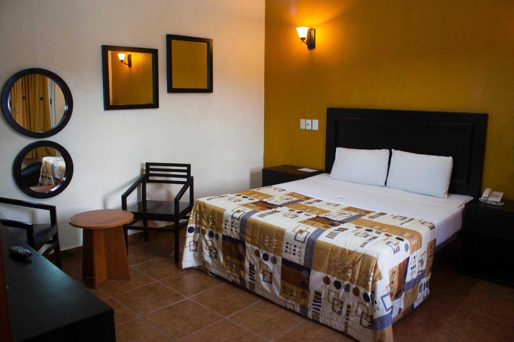 غوادالاجارا Hotel Aquiles المظهر الخارجي الصورة